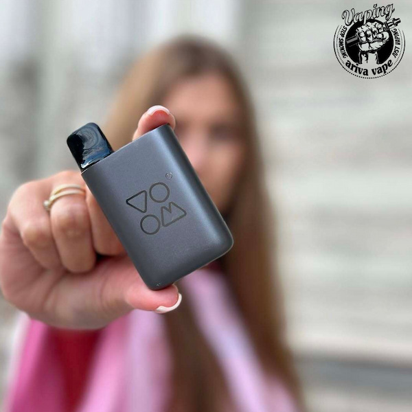  عکس محصول اصلی پاد یکبار مصرف ووم ام آی 1200 پاف VOOM MI 1200 PUFFS DISPOSABLE POD VAPE از برند مطرح ووم 