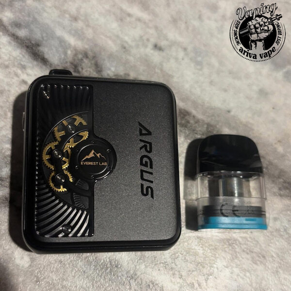  تصویر خاص ووپو آرگاس پی3 مدل Blue Leather با پس‌زمینه روشن؛ مناسب معرفی رنگ آبی و بررسی نسخه چرمی ووپو ارگاس پی ۳ 